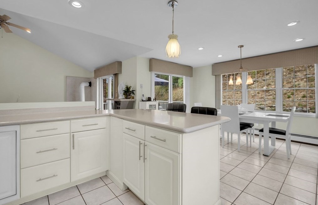 10 Elizabeth Dr, Northborough MA 01532-1675 exterior