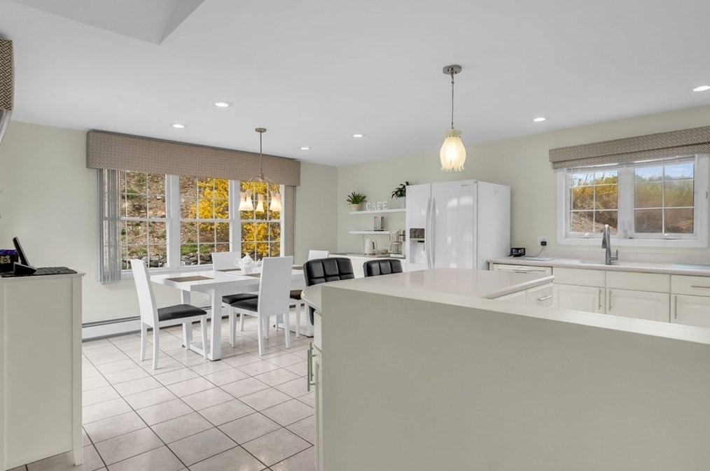 10 Elizabeth Dr, Northborough MA 01532-1675 exterior