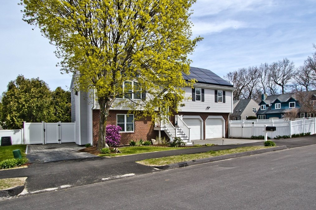 19 Matteo St, Worcester MA  01606-1178 exterior