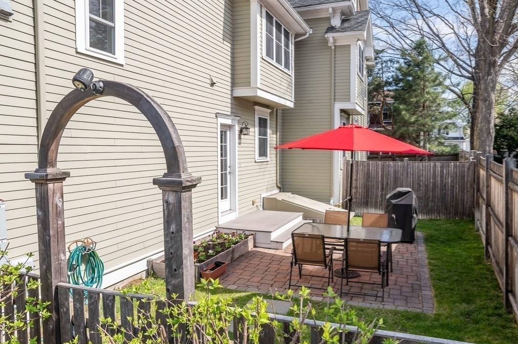 243 Crafts St, Newton MA  02460-1440 exterior