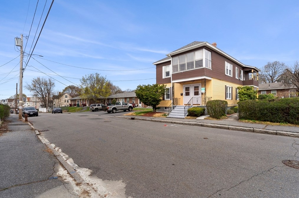 496 Concord St, Lowell MA 01852-3624 exterior