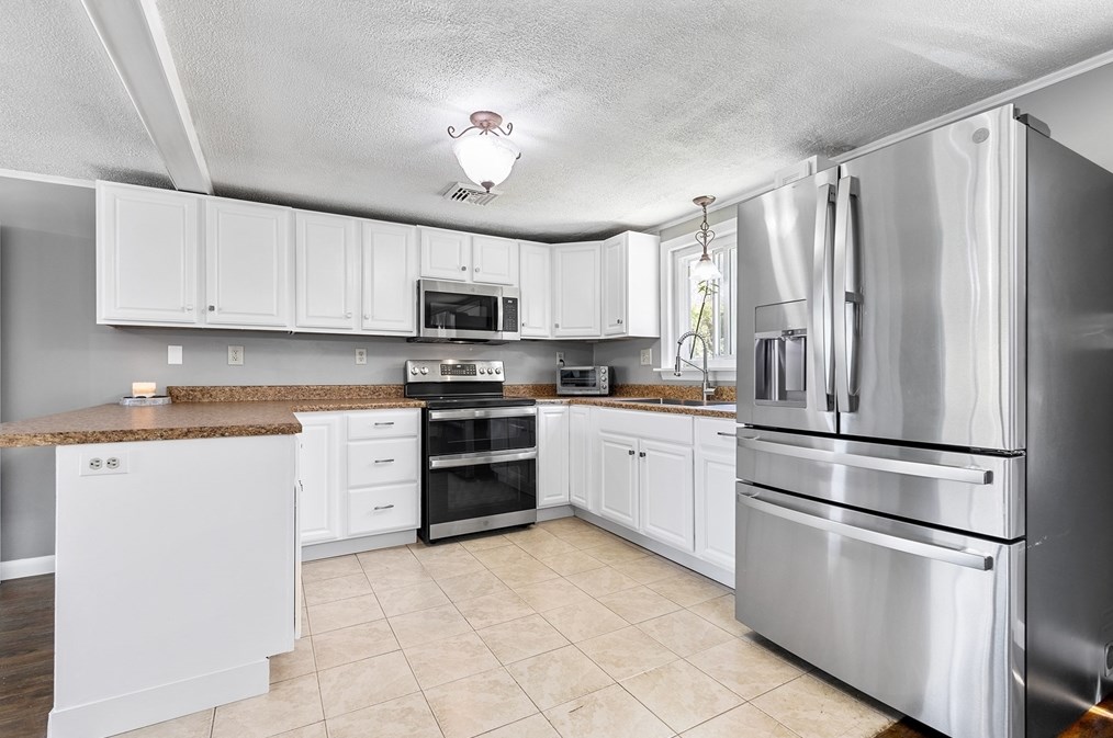 243 Myricks St, Taunton MA 02718-1427 exterior