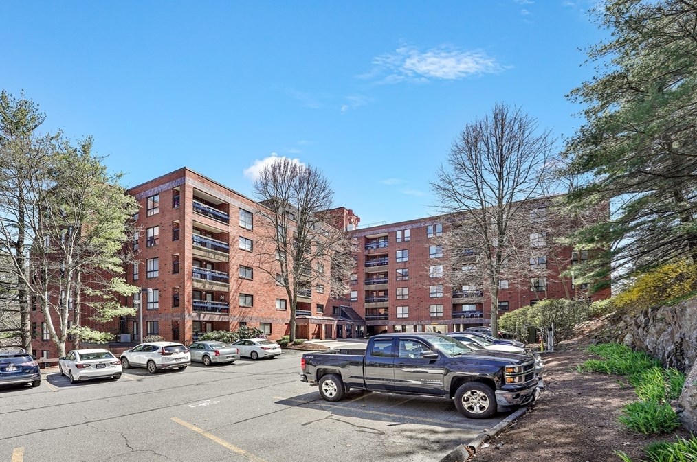 4 Summit Dr, Reading MA 01867-4000 exterior