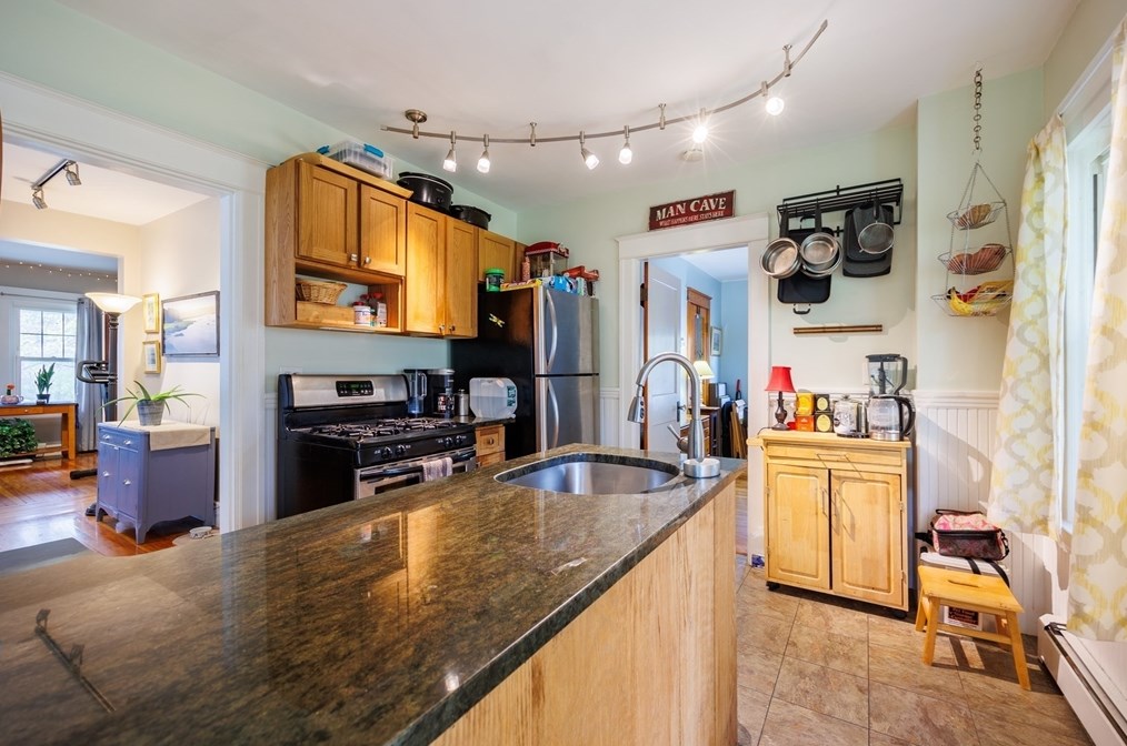 692 Grove St, Worcester MA 01605-2603 exterior