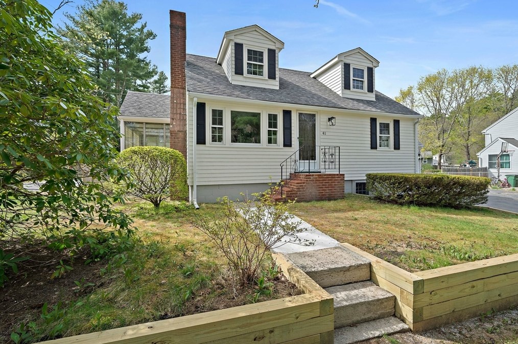 41 Wampatuck St, Pembroke MA  02359-2430 exterior