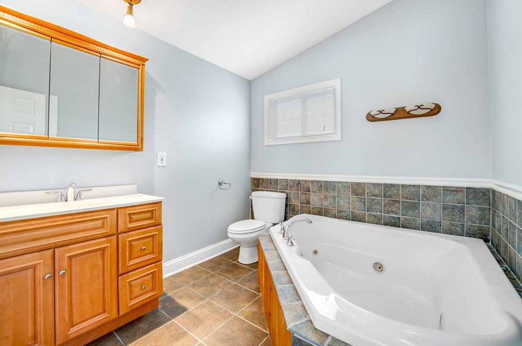 893 Pne Hl Dr, New Bedford MA 02745-1921 exterior