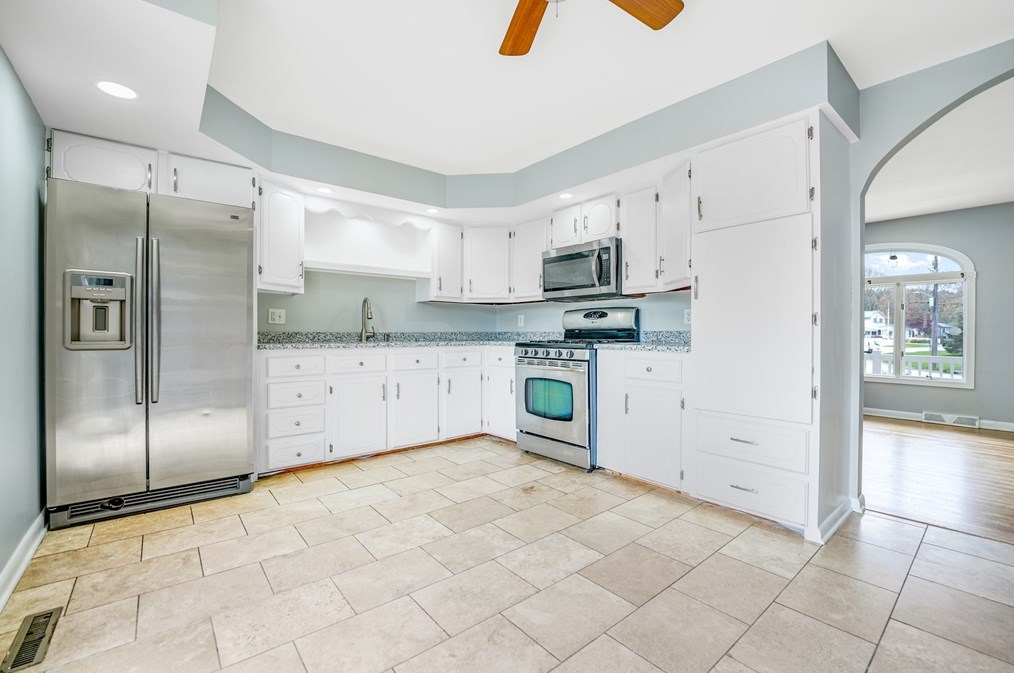 893 Pne Hl Dr, New Bedford MA 02745-1921 exterior