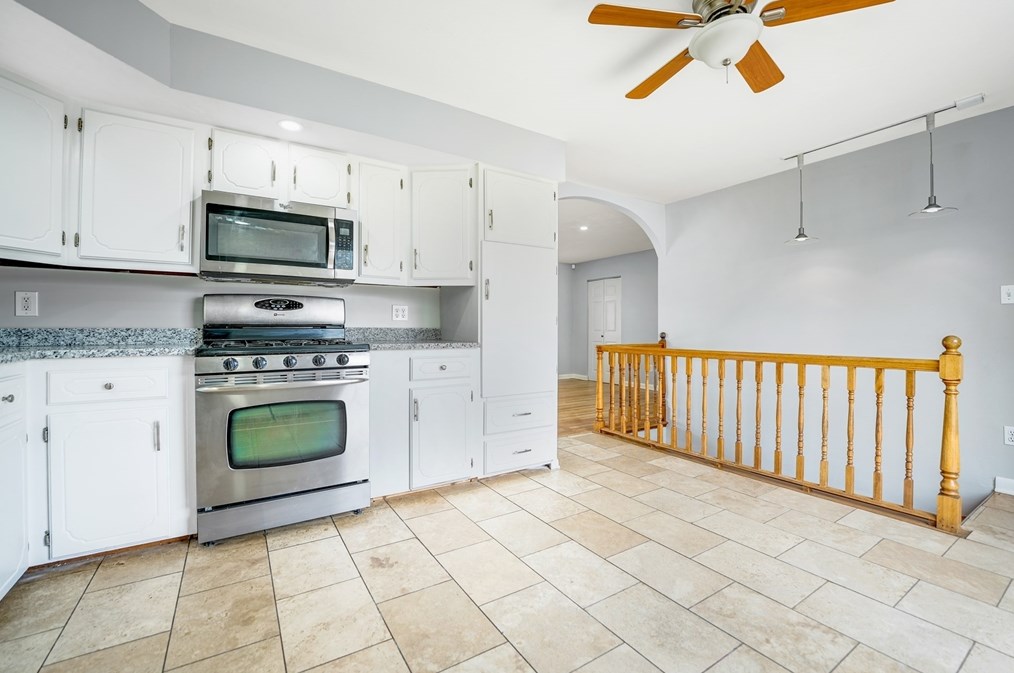 893 Pne Hl Dr, New Bedford MA 02745-1921 exterior