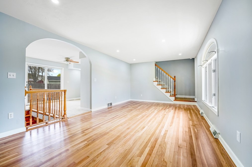 893 Pne Hl Dr, New Bedford MA 02745-1921 exterior