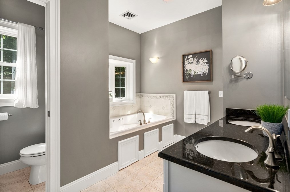 400 New Boston Rd, Sturbridge MA 01566-2322 exterior