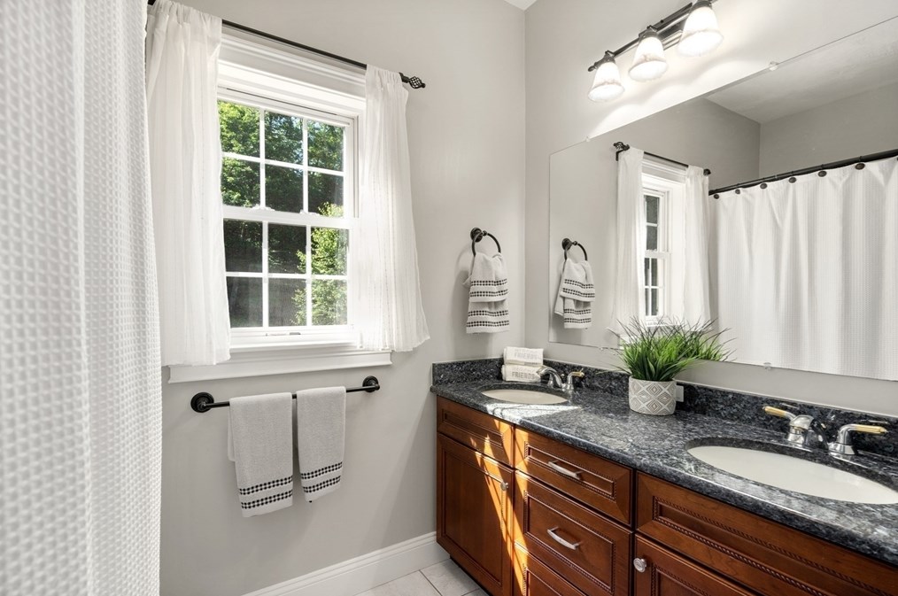 400 New Boston Rd, Sturbridge MA 01566-2322 exterior