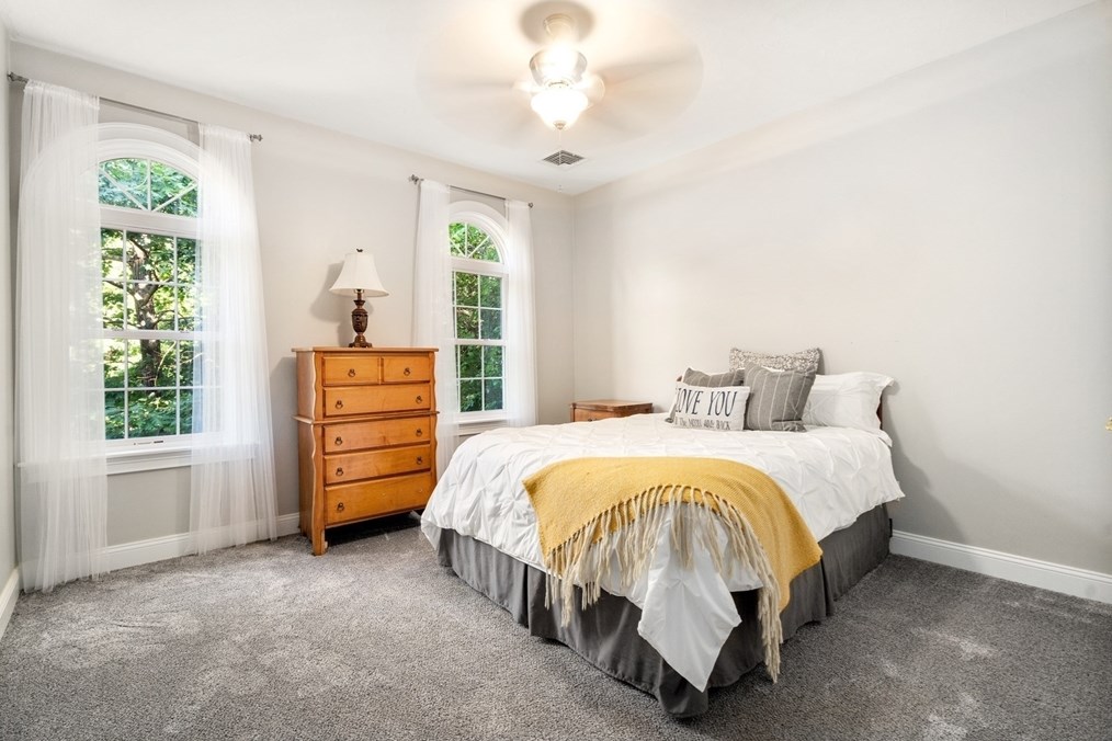 400 New Boston Rd, Sturbridge MA 01566-2322 exterior