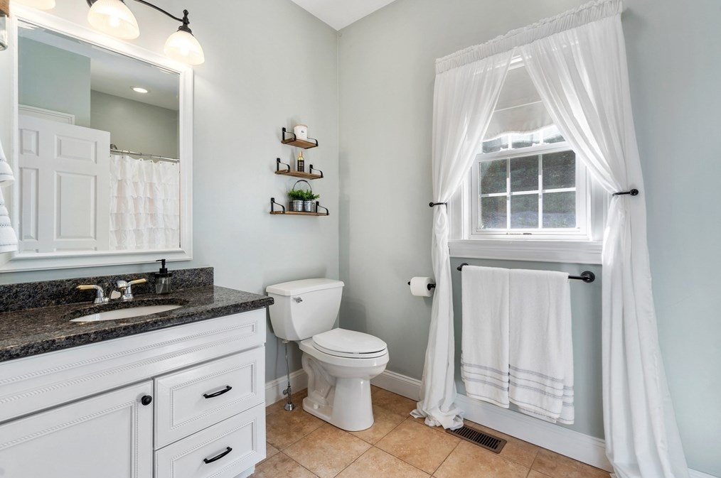 400 New Boston Rd, Sturbridge MA 01566-2322 exterior