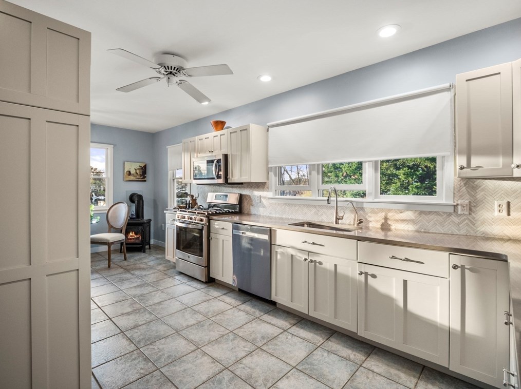 348 Main St, Groveland MA  01834-1111 exterior