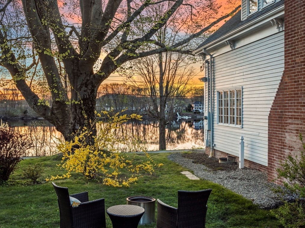 348 Main St, Groveland MA  01834-1111 exterior