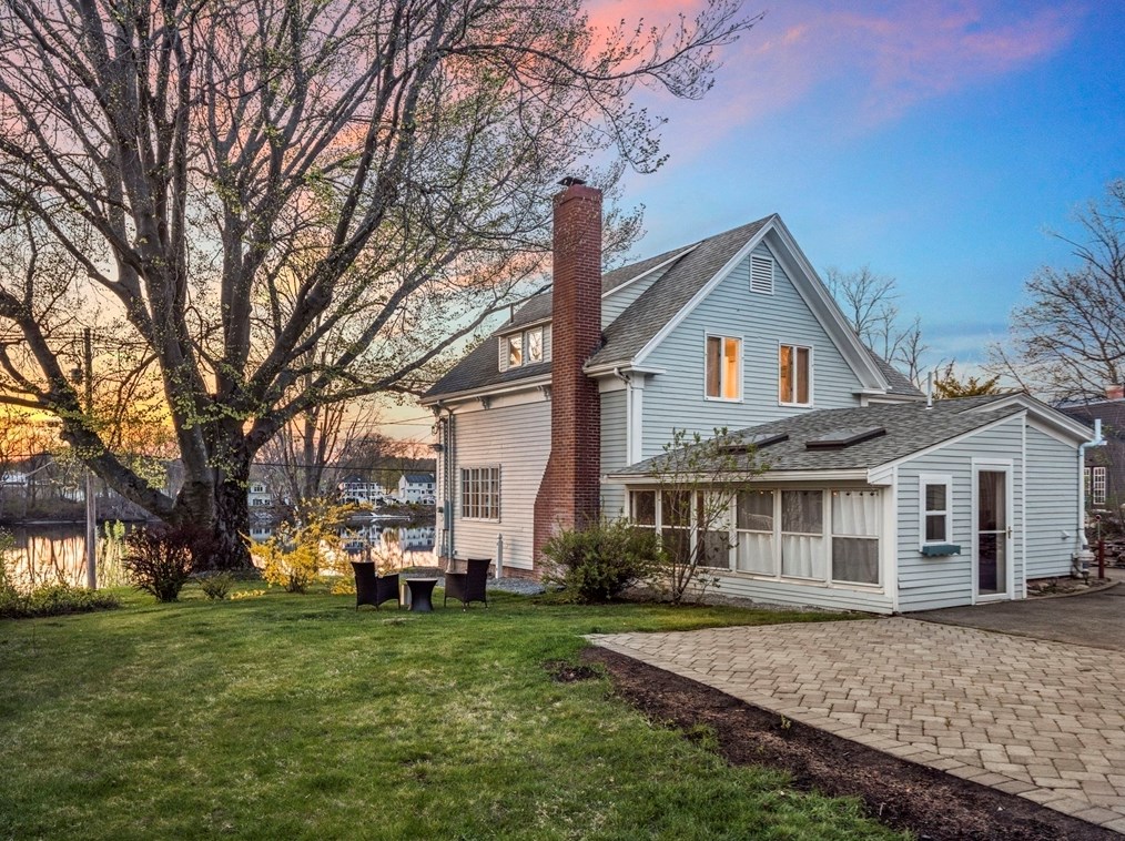 348 Main St, Groveland MA  01834-1111 exterior