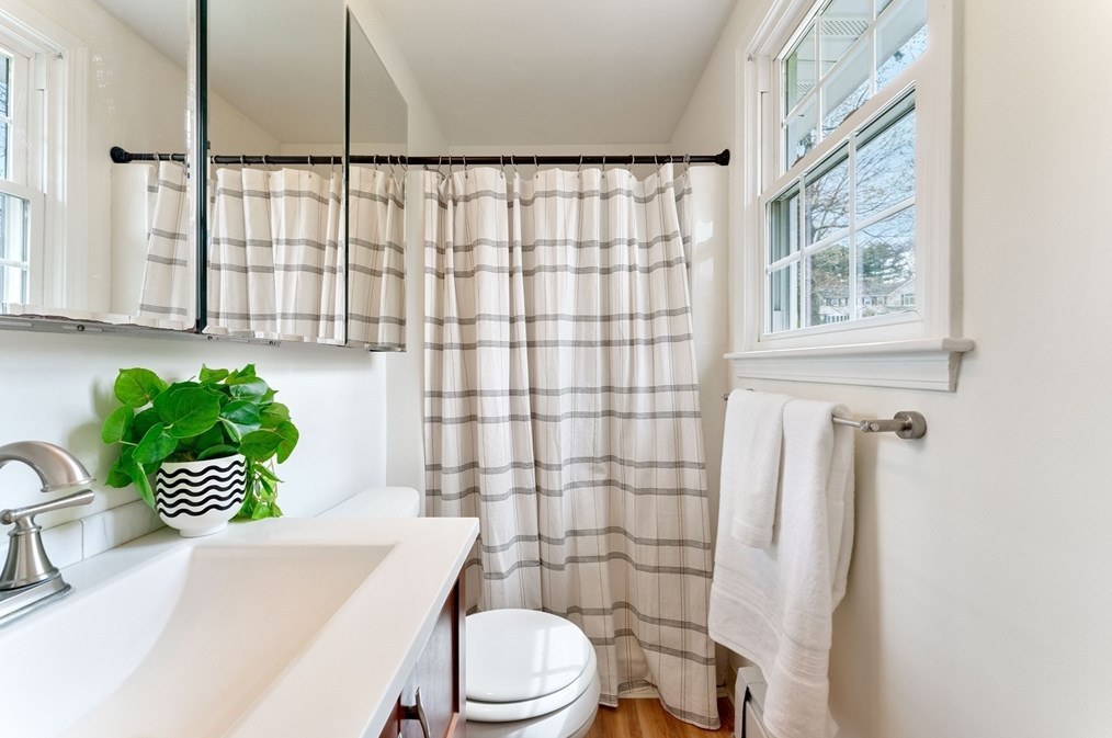 4 Heritage Dr, Woburn MA 01801-5908 exterior