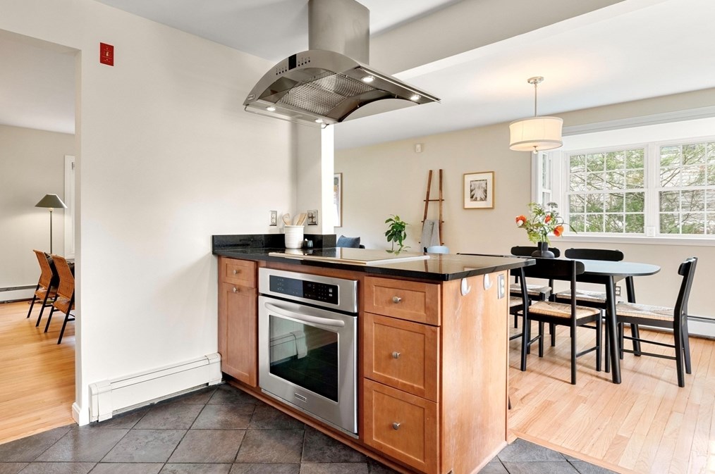 4 Heritage Dr, Woburn MA 01801-5908 exterior