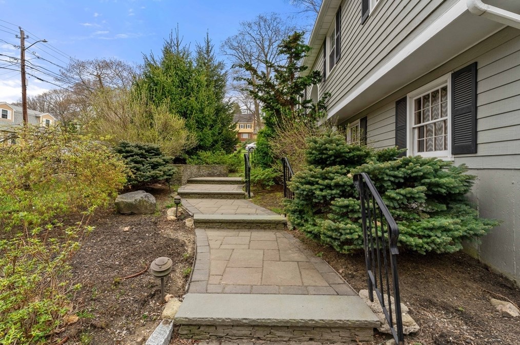 4 Heritage Dr, Woburn MA 01801-5908 exterior