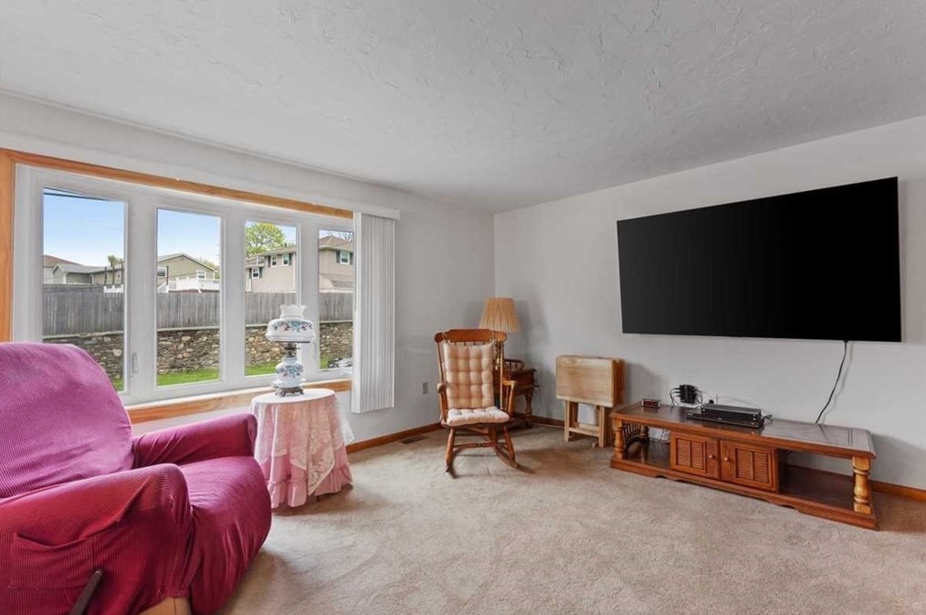 44 Amanola Ave, Worcester MA 01604-2152 exterior