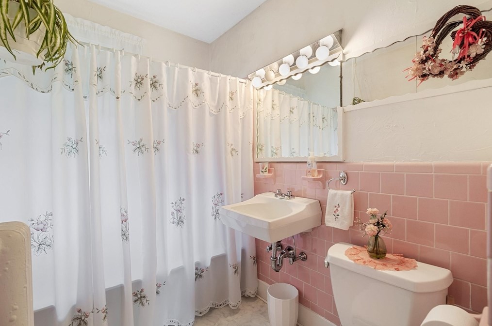 84 Side Pkwy, Newton MA 02458-1816 exterior