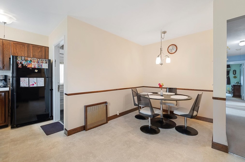 84 Side Pkwy, Newton MA 02458-1816 exterior