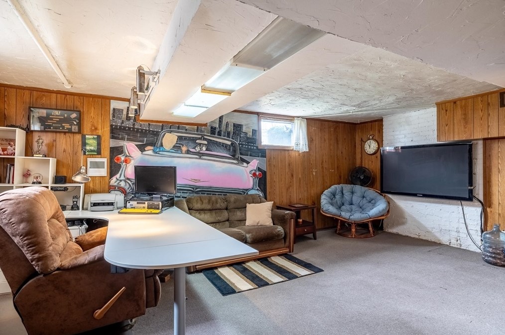 84 Side Pkwy, Newton MA 02458-1816 exterior