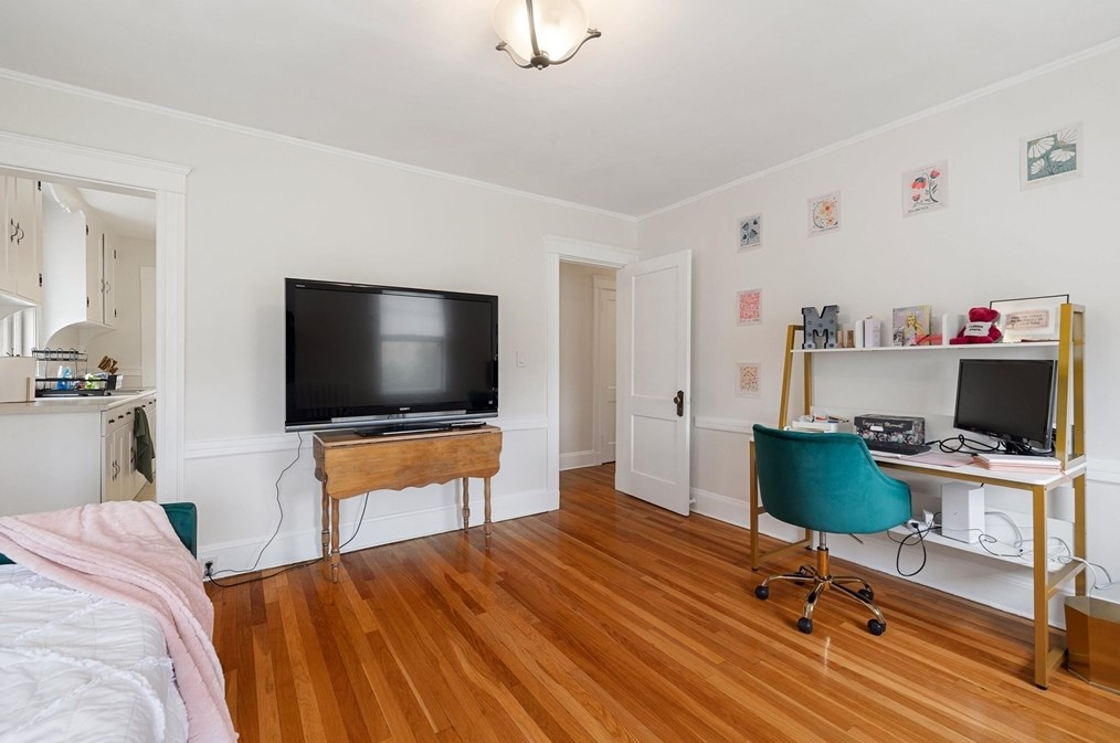 84 Side Pkwy, Newton MA 02458-1816 exterior