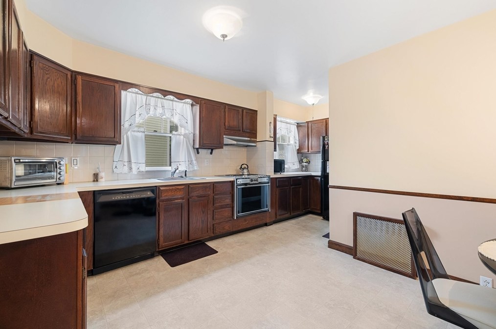 84 Side Pkwy, Newton MA 02458-1816 exterior