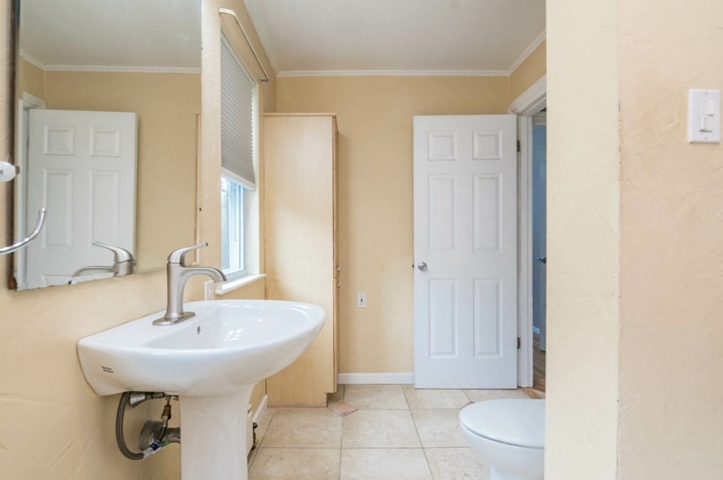 80 Hilton St, Chicopee MA 01020-3552 exterior