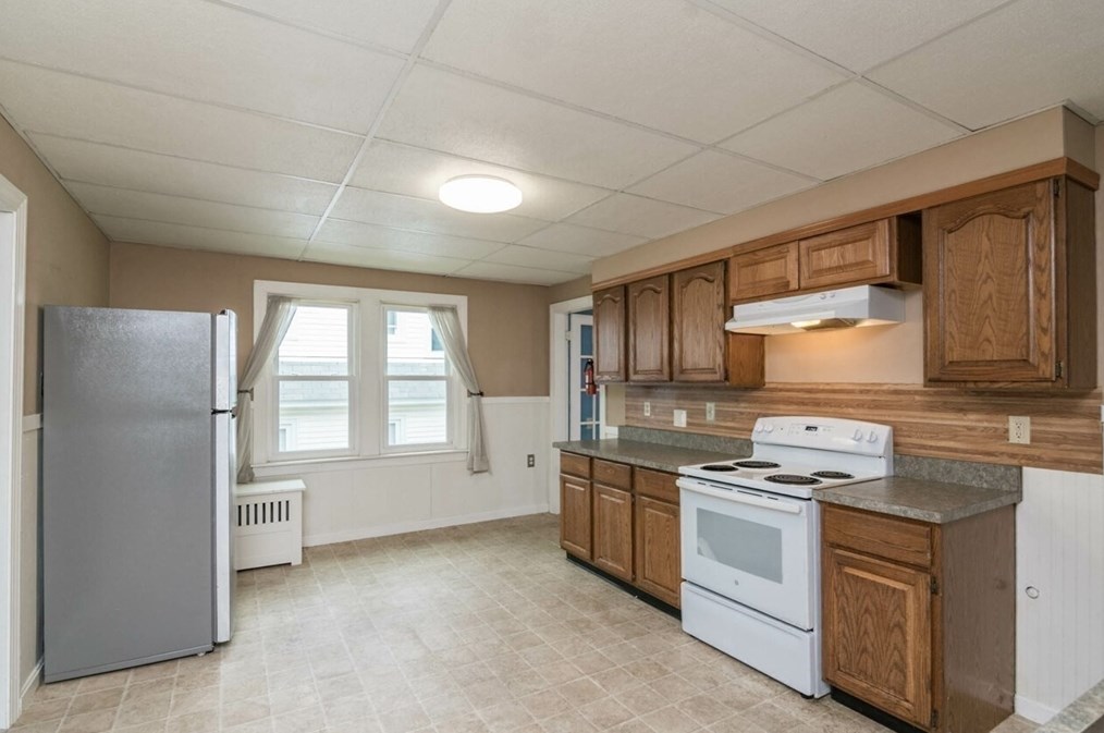 80 Hilton St, Chicopee MA 01020-3552 exterior