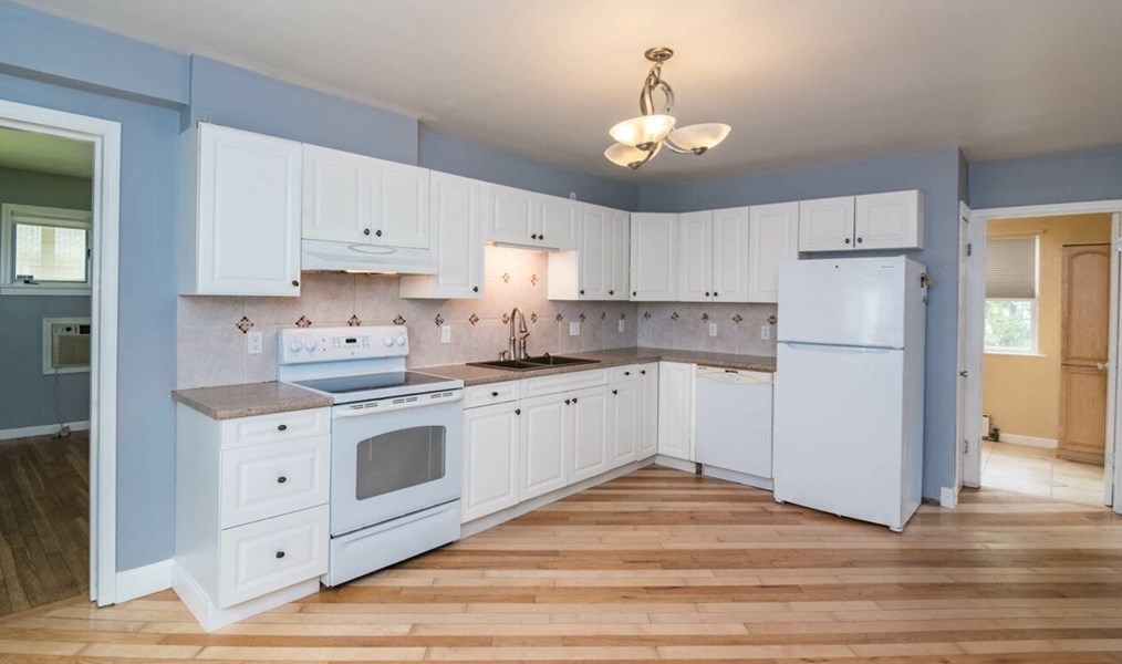 80 Hilton St, Chicopee MA 01020-3552 exterior