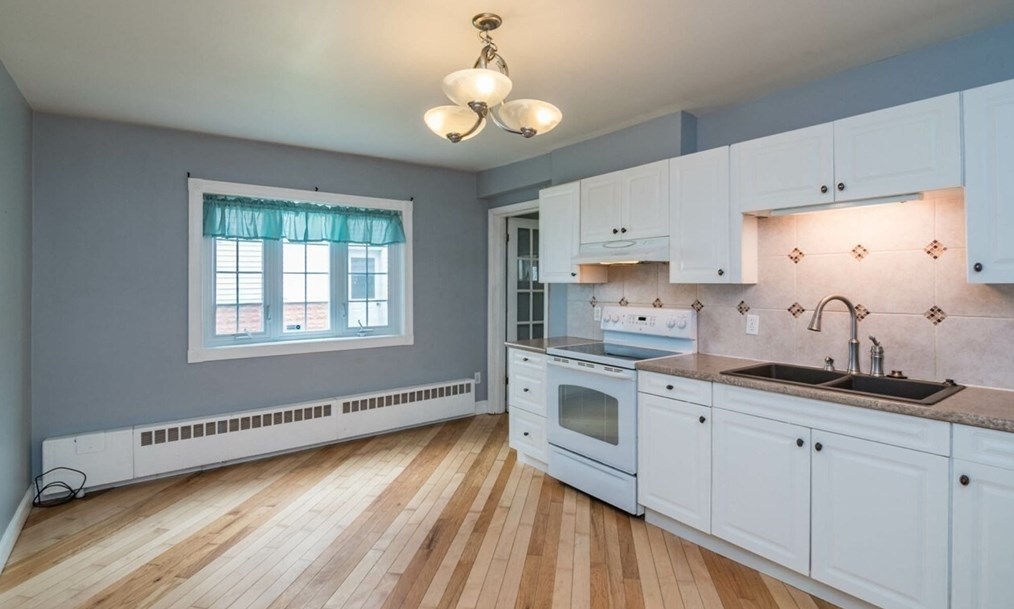 80 Hilton St, Chicopee MA 01020-3552 exterior