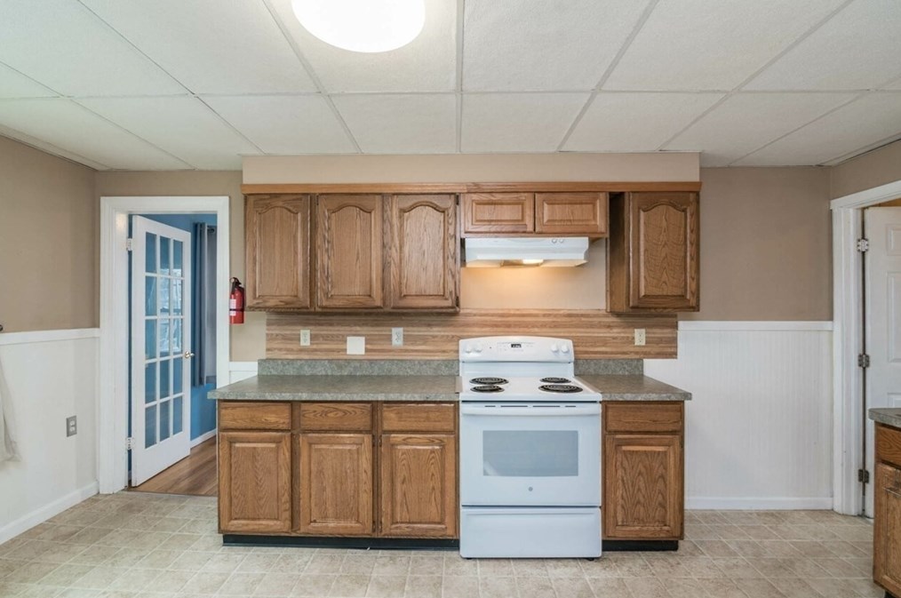 80 Hilton St, Chicopee MA 01020-3552 exterior