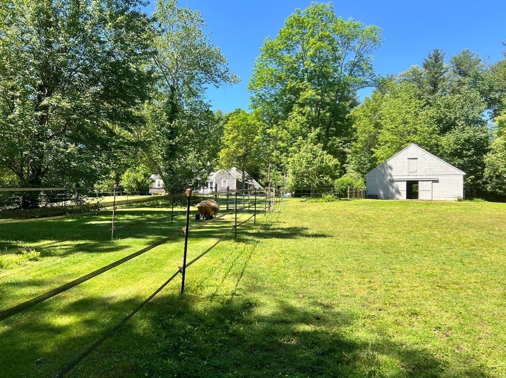 1016 St, East Bridgewater MA 02324-2943 exterior