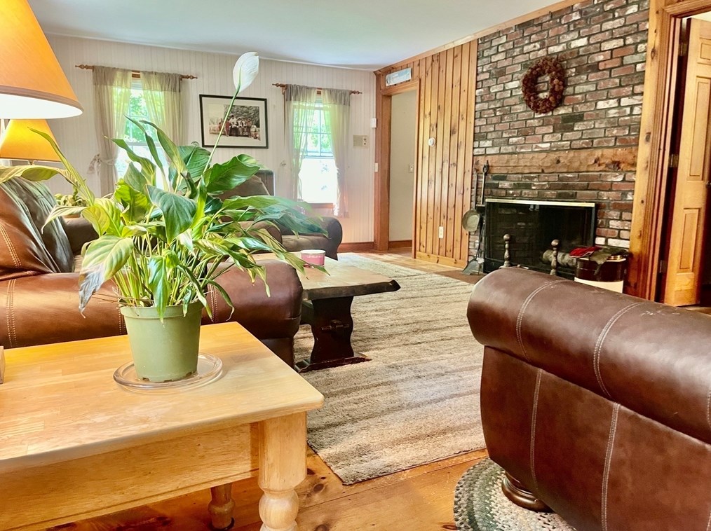 1016 St, East Bridgewater MA 02324-2943 exterior