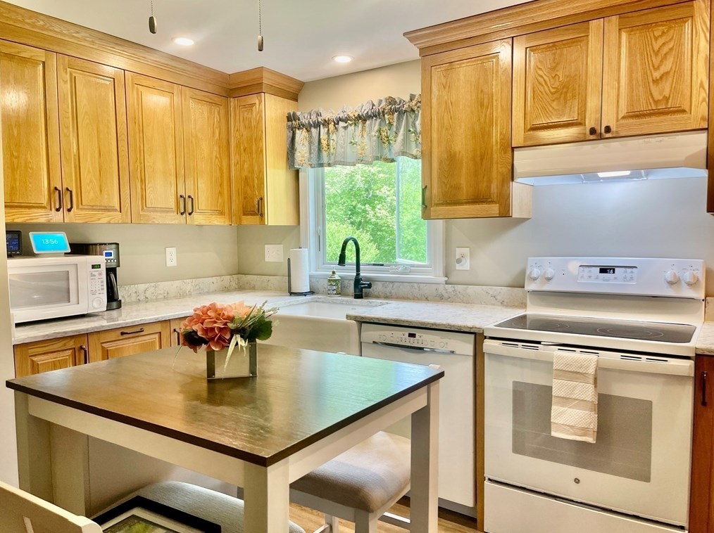 1016 St, East Bridgewater MA 02324-2943 exterior