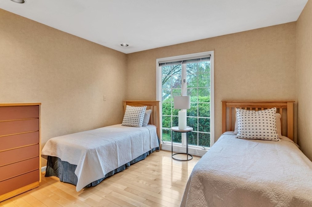 233 Ardsley Rd, Springfield MA 01106-2506 exterior