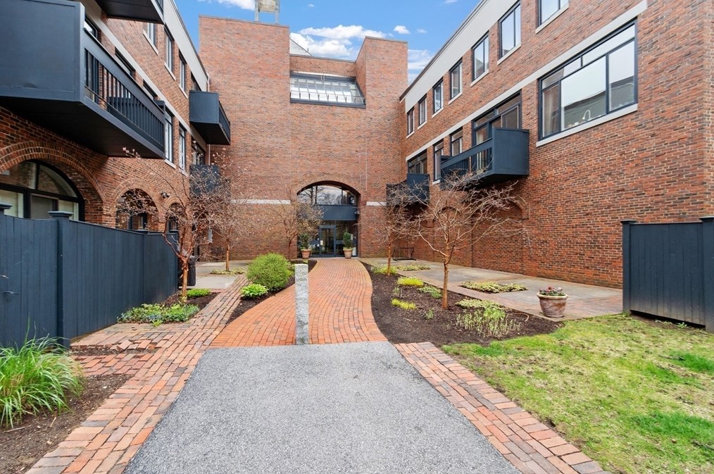 100 Keyes Rd, Concord MA  01742-1651 exterior