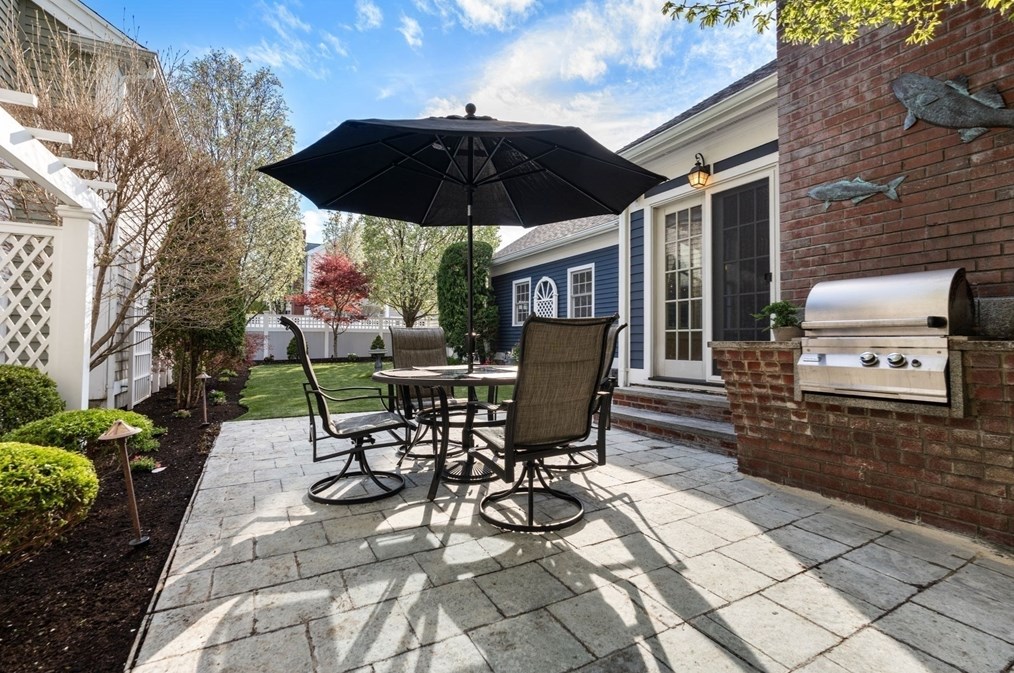 208 Marina Dr, Quincy MA 02171-1573 exterior