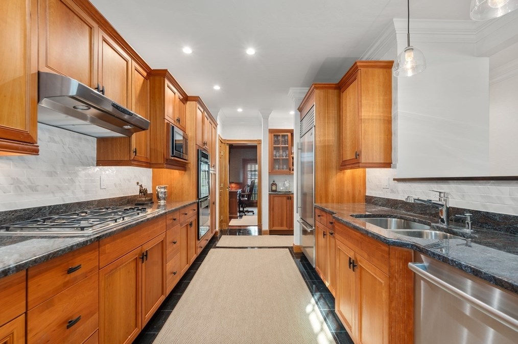 208 Marina Dr, Quincy MA 02171-1573 exterior