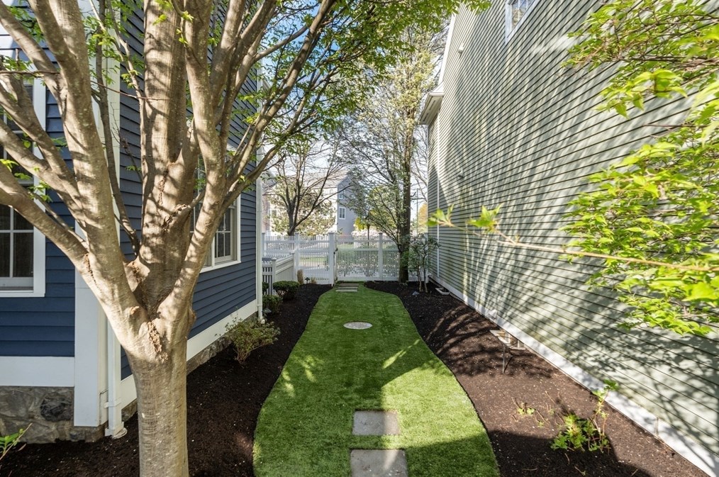 208 Marina Dr, Quincy MA 02171-1573 exterior