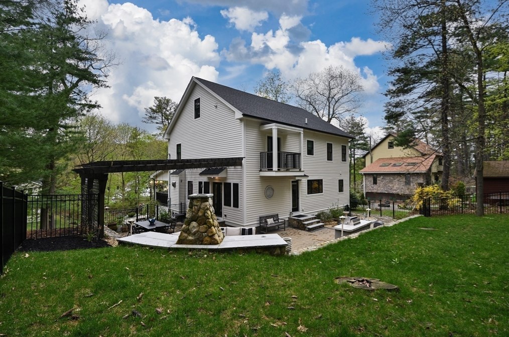 14 Frst Rd, Wakefield MA 01880-3643 exterior