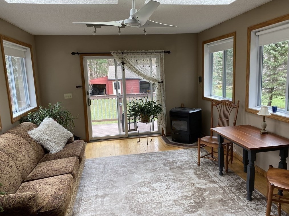 10 Hitching Post Rd, Amherst MA 01002-1155 exterior