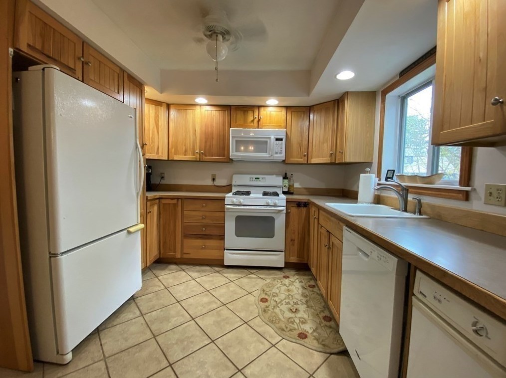 10 Hitching Post Rd, Amherst MA 01002-1155 exterior