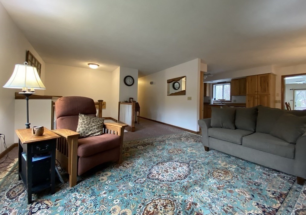 10 Hitching Post Rd, Amherst MA 01002-1155 exterior