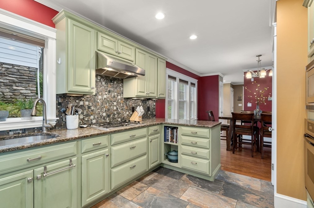 107 Green Hill Pkwy, Worcester MA  01605-2515 exterior