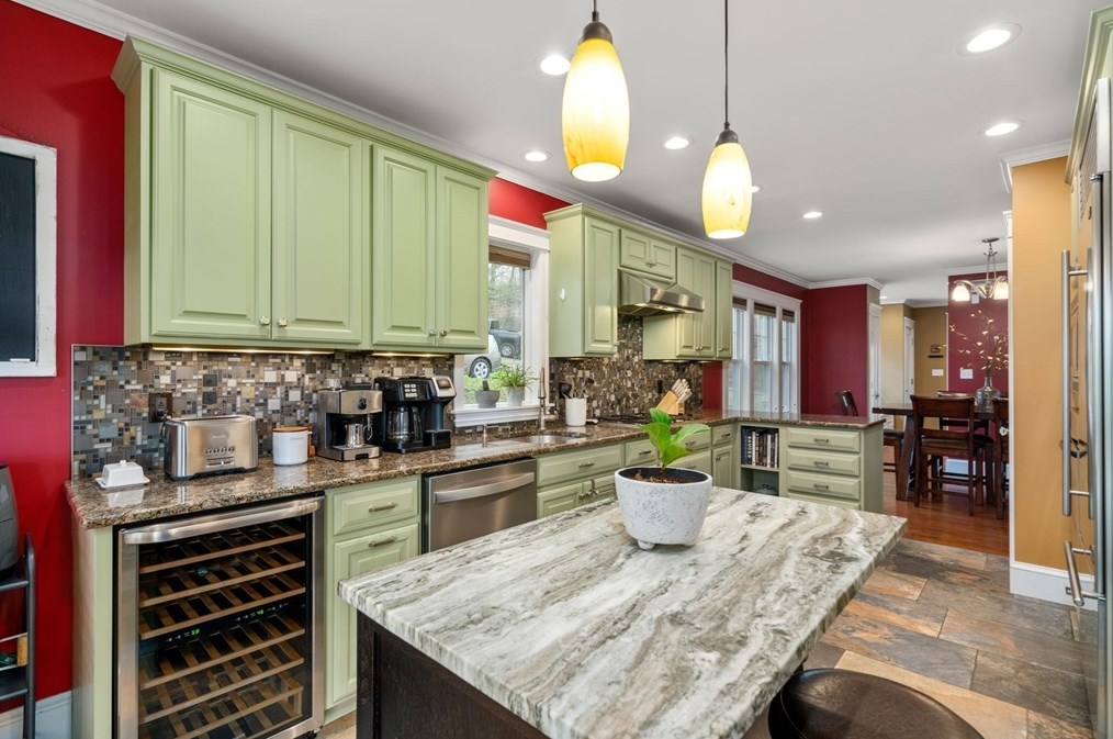 107 Green Hill Pkwy, Worcester MA  01605-2515 exterior