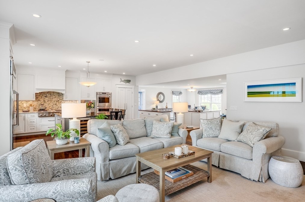 25 Glover Sq, Chatham MA 02633-2016 exterior