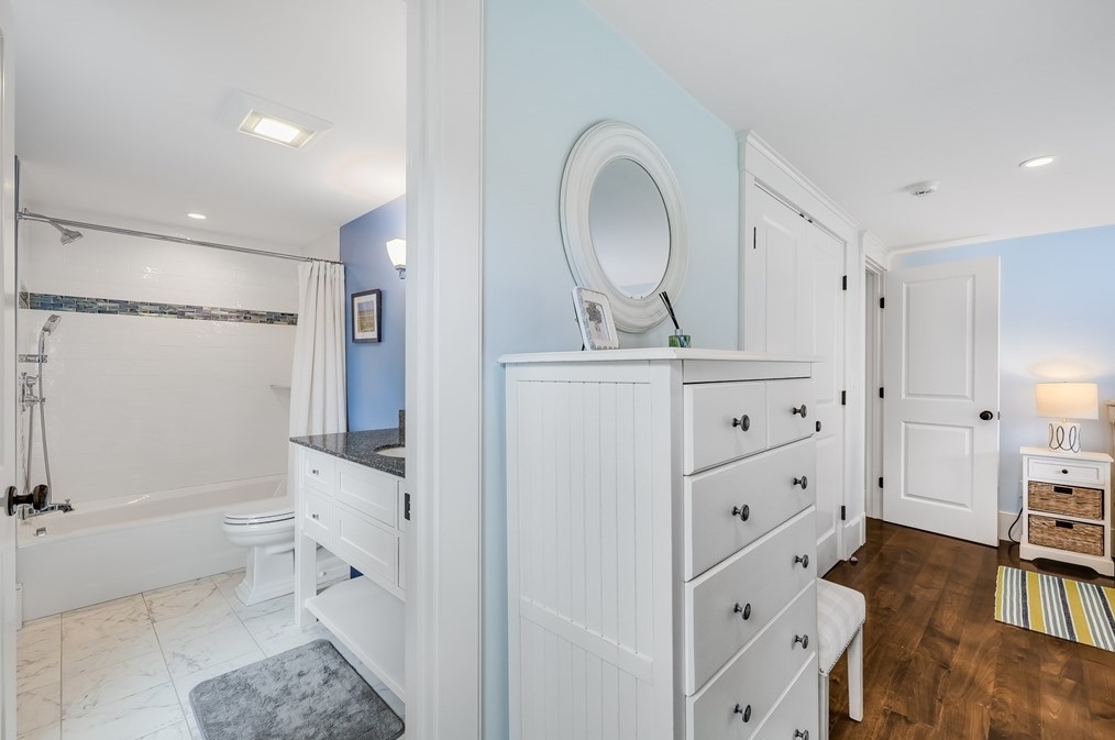 25 Glover Sq, Chatham MA 02633-2016 exterior